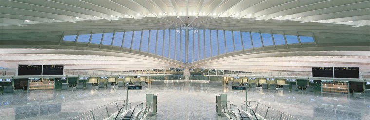 The design at the Sondika Airport, in Bilbao, Spain resembles a dove about to take flight complete with ribbed concrete feathers and glimmering aluminum skin.